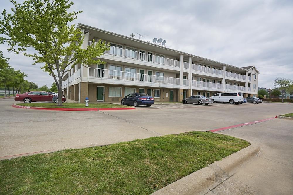 Hometowne By Red Roof Dallas -