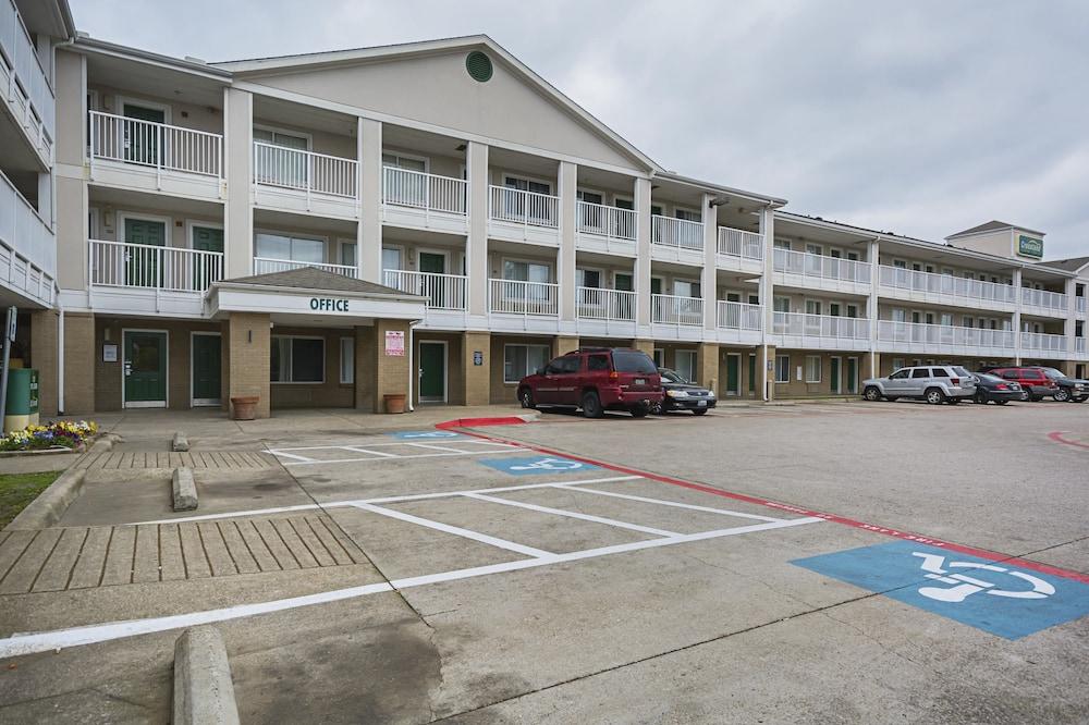 Hometowne By Red Roof Dallas - 2*